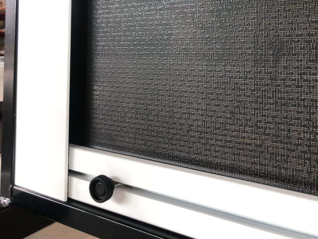 Omni Screen with side tracks