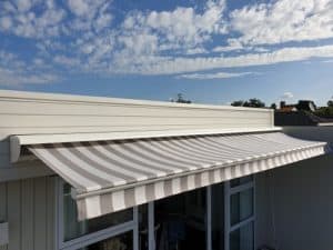 Half pelmet for a retractable awning