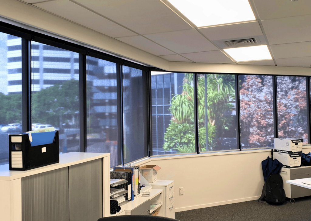 Single roller blinds - sunscreen fabric